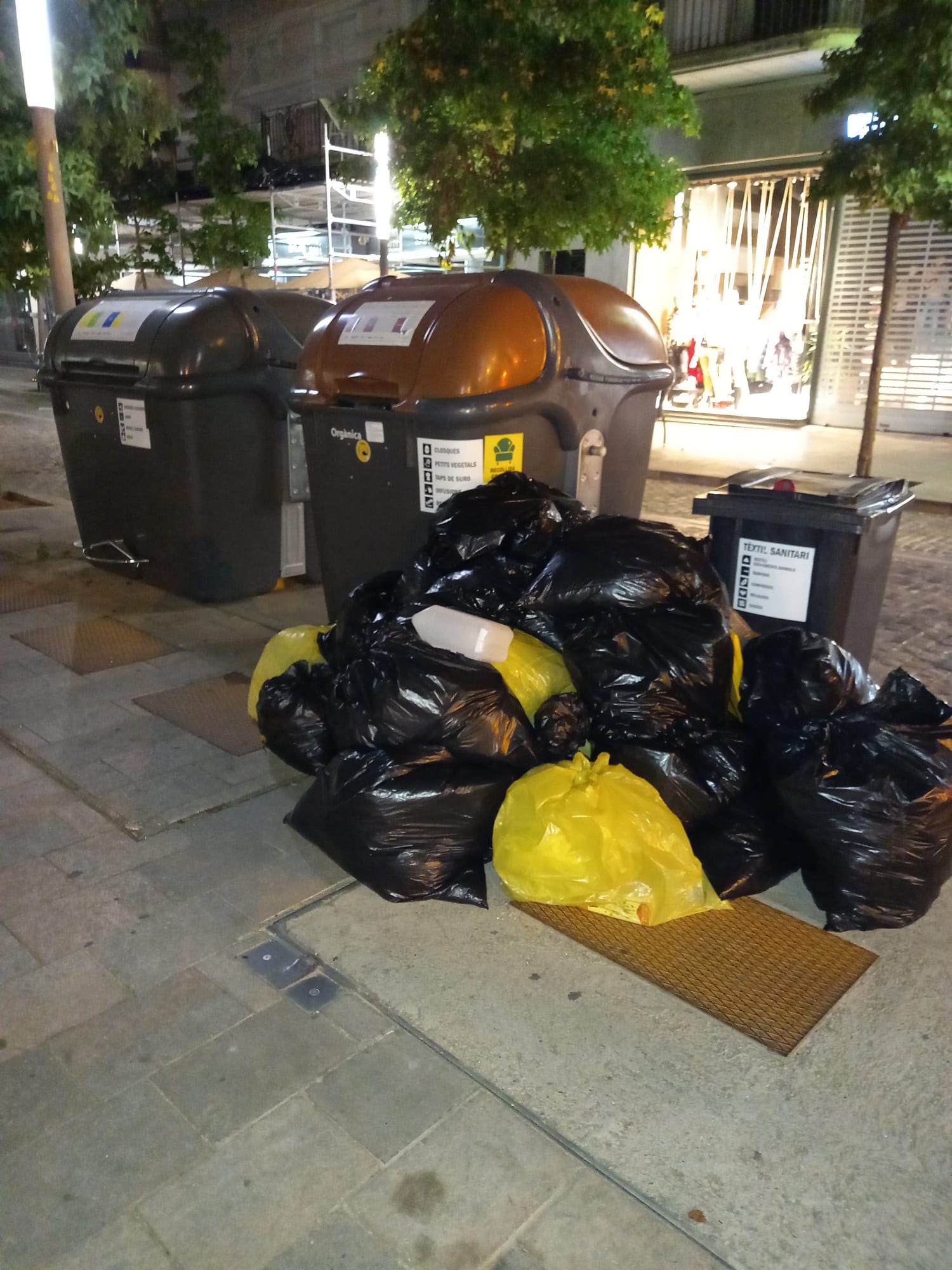 El PSC de Girona denuncia que la Generalitat col•lapsa les escombraries del carrer Joan Maragall