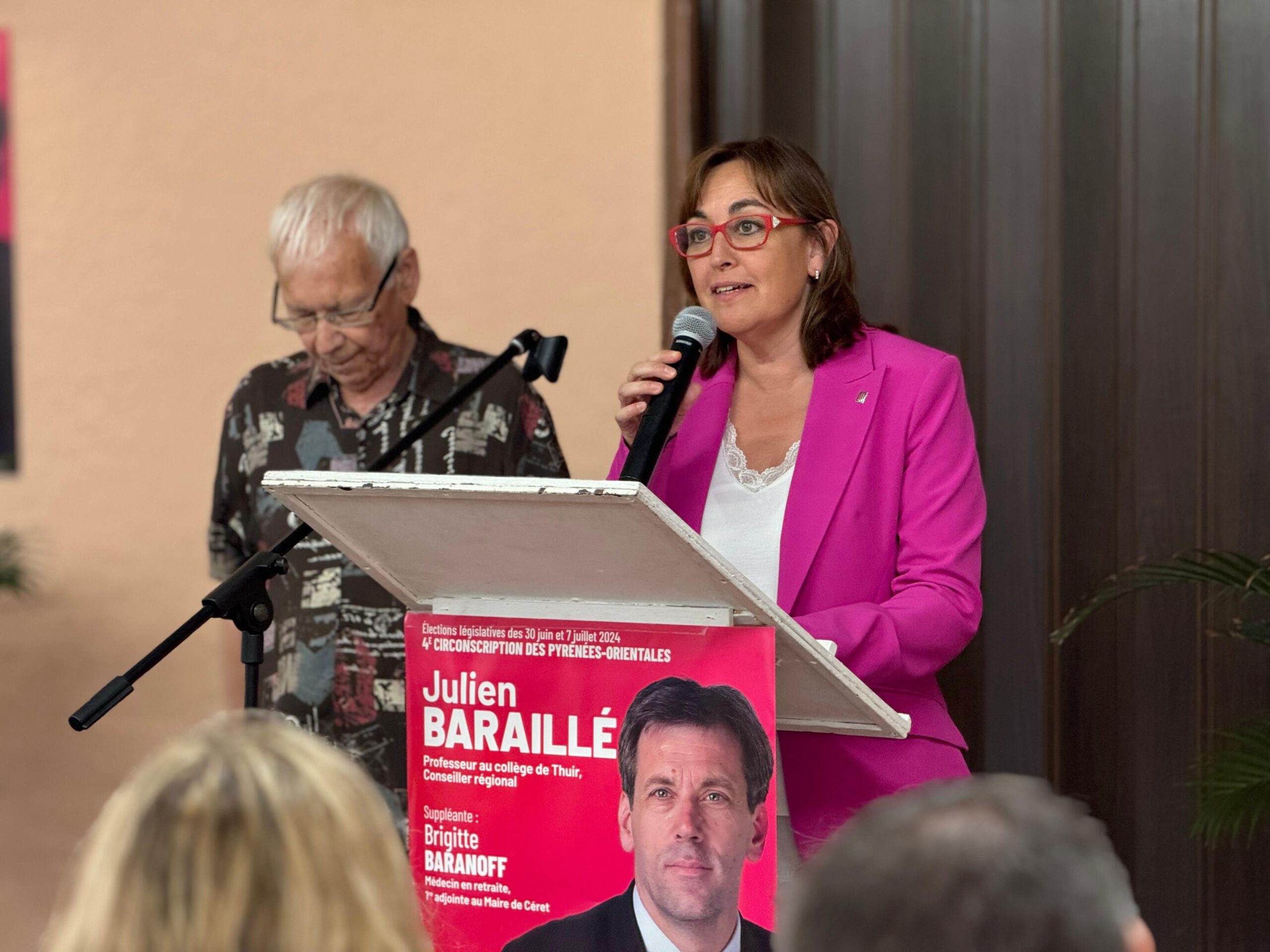 Sílvia Paneque dona suport al Front Popular en un acte a França