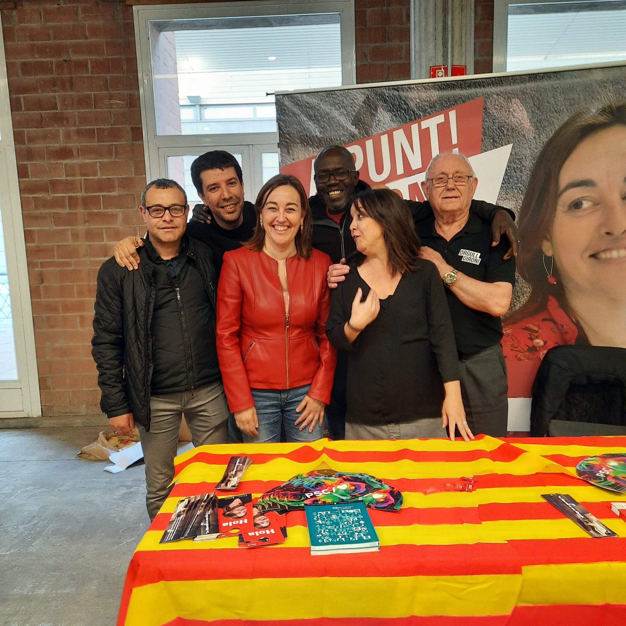 Militants i simpatitzants del PSC de Girona van gaudir del retorn a la normalitat en la diada de Sant Jordi