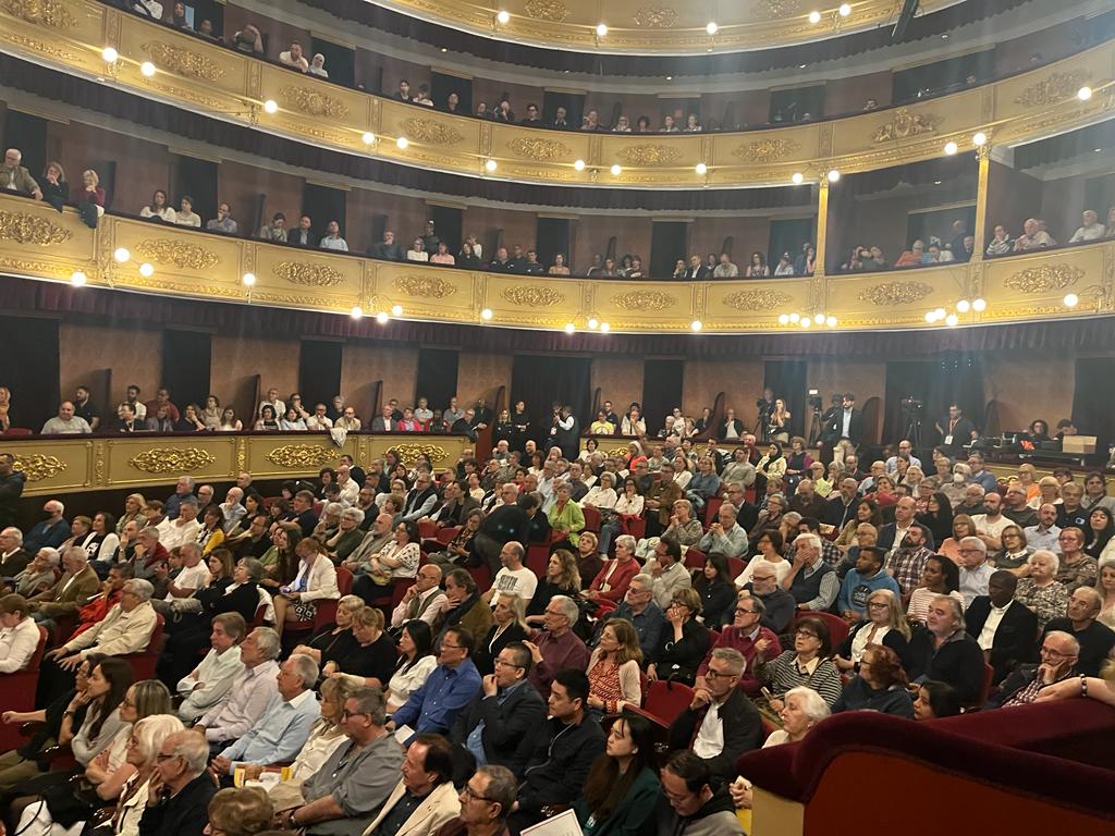 Sílvia Paneque omple de gom a gom el Teatre Municipal de Girona en un acte en què ha rebut el suport de Salvador Illa