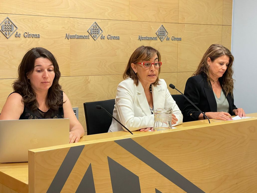 D'esquerra a dreta: Bea Esporrín (regidora), Sílvia Paneque (portaveu PSC Girona pel canvi) i Cristina Cots (regidora).